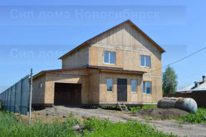 Быстровозводимый, недорогой дом с гаражом из СИП панелей. Фото готового дома построенного по проекту 11 (Новосибирск, Томск, Барнаул, Алтай, Новокузнецк)